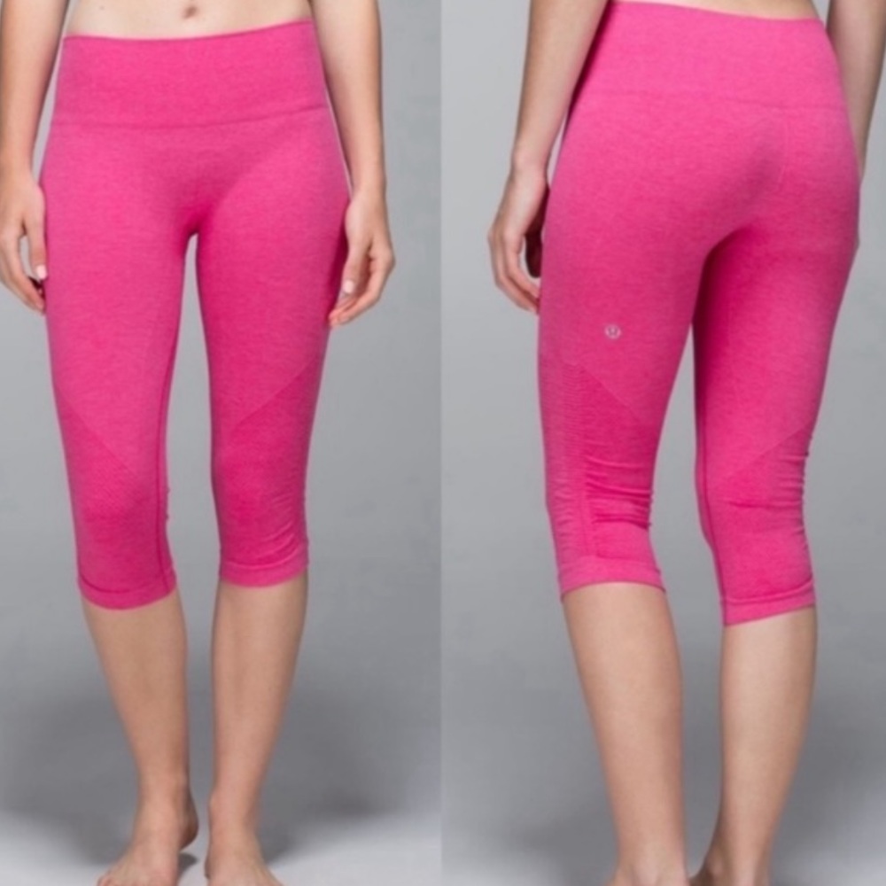 LULULEMON In The Flow Crop II
Heathered Jewelled Magenta
